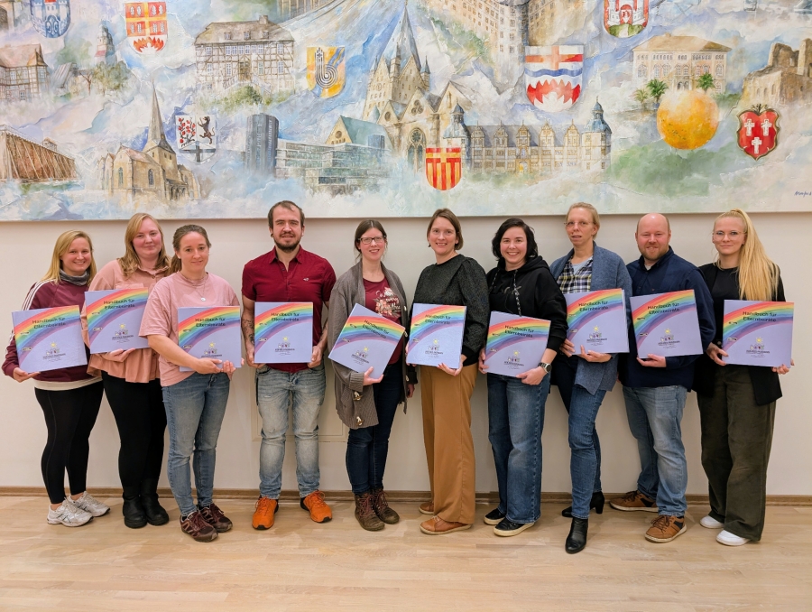 Die neuen Mitglieder des Jugendamtselternbeirats – Julia Hahn, Jessica Nixdorf, Jennifer Schniedermeier, Benjamin Scholz, Adriana-Victoria Pöppel, Cornelia Anders, Nora Link, Nicola Wagener, Julian Overkott, Julia Horn und Stephanie Auer (nicht im Bild) – v.l. © Christiane Hagen